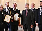 editel Letecké sluby Policie R Tomá Hytych (vlevo) a Duan Uhlík za...