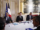 Francouzský prezident Emmanuel Macron (uprosted) pedsedá bezpenostní schzce...