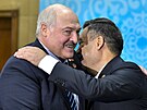 Kyrgyzský prezident Sadyr Daparov (vpravo) zdraví bloruského prezidenta...