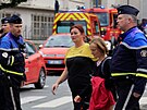 Francouzská policie doprovází eny u stední koly Lycée Gambetta-Carnot v...