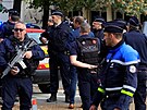 Francouzská policie zajiuje oblast po útoku noem na stední kole Lycée...
