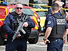 Francouzská policie zajiuje oblast po útoku noem na stední kole Lycée...