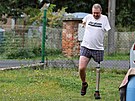 Jií Hos se po ad operací opt uí chodit s pomocí speciální protézy.