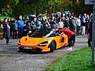Supersporty na z�mku Kyn�vart. Tudy a pak doprava. Jako prvn� dorazil McLaren...