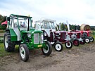 V�vojov� �ada traktor� Zetor. Vlevo Zetor 50, vpravo pak r�zn� verze Zetoru 25.