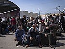 Palestinci ekají na hraniním pechodu v Rafáhu na pechod do Egypta. (16....