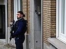 Belgití policisté v bruselské tvrti Schaerbeek, kde postelili mue...