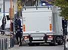 Belgití policisté v bruselské tvrti Schaerbeek, kde postelili mue...