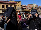 Lidé v Bolívii sledují zatmní Slunce. (14. íjna 2023)