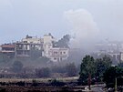 Stoupající dým nad libanonskou pohraniní vesnicí Aita al-Shaab (15. íjna 2023)