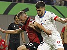 eský obránce David Jurásek v kvalifikaním utkání v Tiran atakuje albánského...