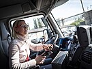 Lenka Popeláková ídí v Praze elektrický kuka vz Renault