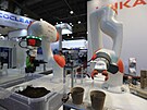 Kolaborativn roboti nmeck spolenosti Kuka dokou pracovat s lovkem. V...
