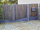 Brána u domu v Prticích na Brnnsku, kde podle místních pobývá agresivní pes....