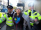Londýnská policie zadrela klimatickou aktivistku Gretu Thunbergovou, která se...