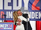 Robert Kennedy s manelkou Cheryl Hinesovou bhem kampan (9. íjna 2023)