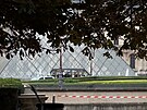 Paí kvli výhruce bombou evakuovala a zavela Louvre