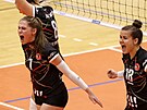 Ostravské volejbalistky Elen Jedliková a Sandra Skivanová se radují z bodu.