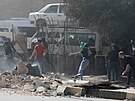 Palestinci bhem protestu ve mst Náblus po izraelských útocích. (13.íjna...