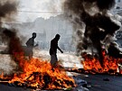 Palestinci kráejí kolem ohn bhem protestu ve mst Náblus po izraelských...