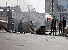 Palestinci kráejí kolem ohn bhem protestu ve mst Náblus po izraelských...