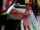 Desetitisíce lidí v Íránu, Iráku, Bangladéi, Jordánsku i Jemenu protestovaly...