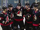 Hokejisté Ottawa Senators slaví gól, zleva Claude Giroux, Tim Stutzle, Brady...