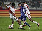 Lionel Messi (uprosted) z Argentiny proniká k brán Peru, vlevo Renato Tapia,...