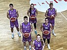 Hrái Basketu Brno a hráky abin Brno ve fialových dresech na podporu nadace...