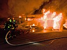 S ohnm bojovaly dv desítky jednotek hasi.