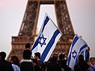 Podporovatelé Izraele v Paíi u Eiffelovy ve (9. íjna 2023)