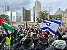 Podporovatelé Palestiny se setkali ped mstskou radnicí v Torontu s píznivci...