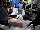 Zranní Palestinci v nemocnici Al-Ahlí v Pásmu Gazy (17. íjna 2023)
