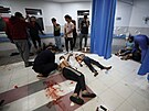 Zranní Palestinci v nemocnici al-ífa v Pásmu Gazu po izraelském náletu (17....