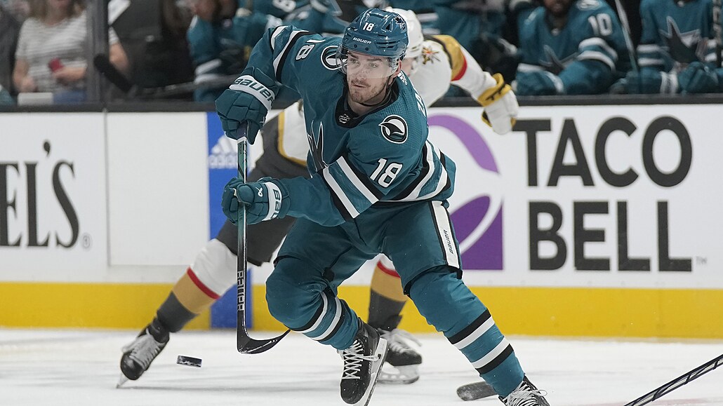 Filip Zadina ze San Jose v utkání proti Vegas Golden Knights.