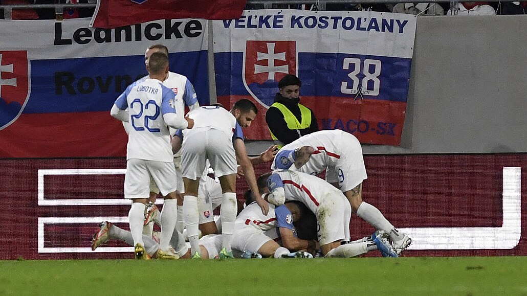 Radost slovenských fotbalist� na h�i�ti Lucemburska.
