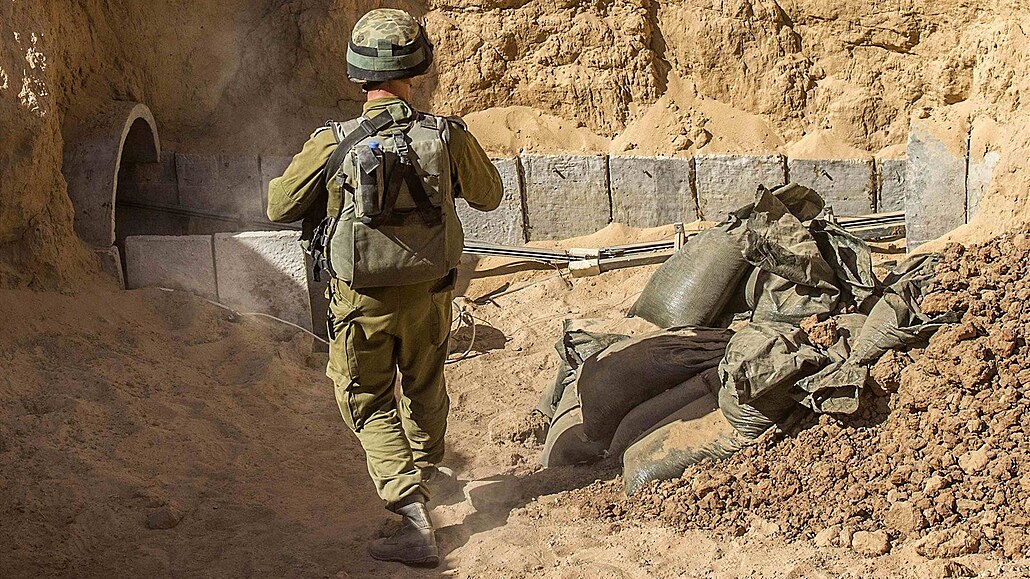 Izraelský voják u vstupu do palestinského tunelu - ilustrační snímek.