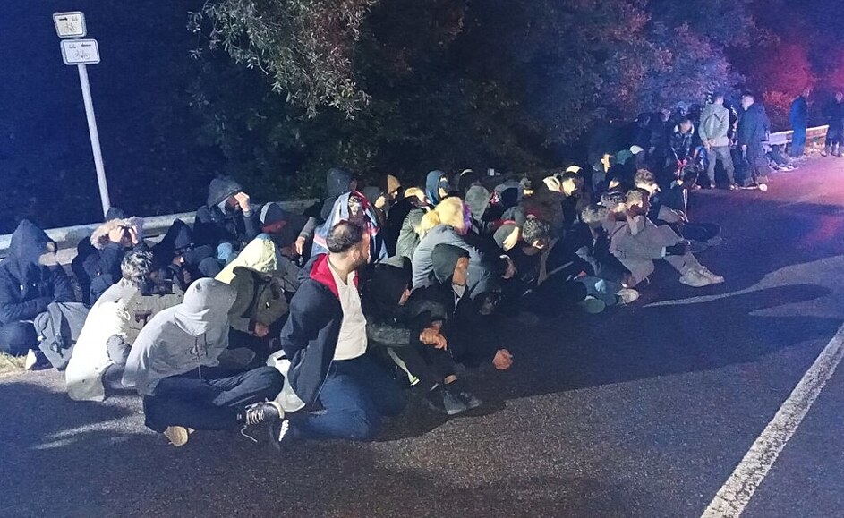 Sedmdesát migrant nali policisté na silnici u Lanhota v nákladním...
