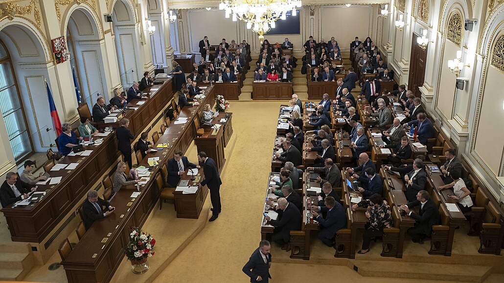 Poslanecká sněmovna hlasuje o vládním balíčku. (13. října 2023)