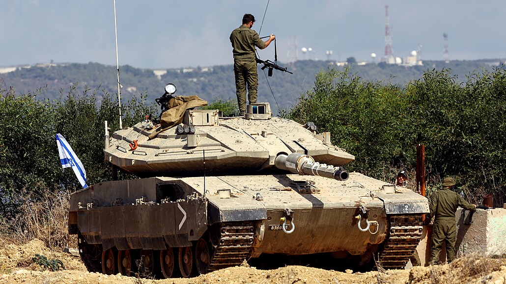 Na strái. Izraeltí vojáci hlídají hranici s Libanonem. Obávají se, e proti...