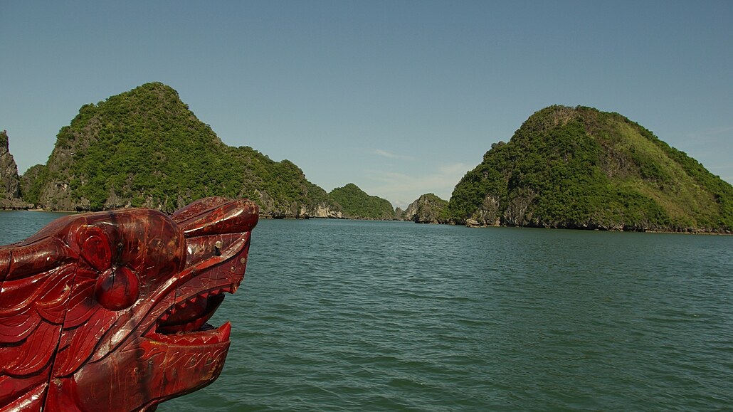 Vietnamská zátoka Ha Long v Tonkinském zálivu, to je 1600 vápencových ostrov a...