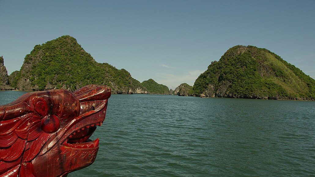 Vietnamská zátoka Ha Long v Tonkinském zálivu, to je 1600 vápencových ostrov� a...