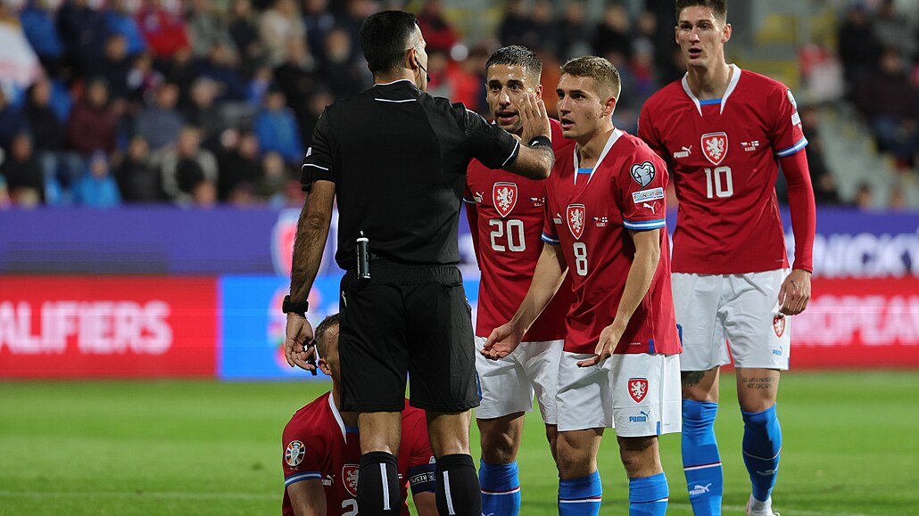 �e�tí fotbalisté diskutují s rozhod�ím v utkání proti Faerským ostrov�m.