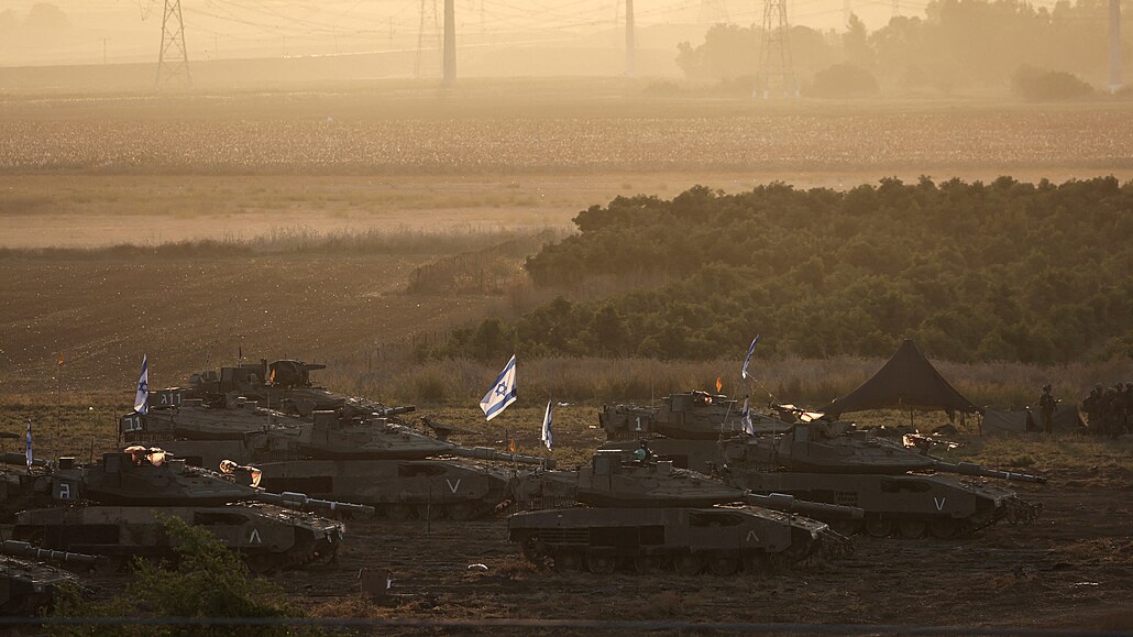 Sestava izraelských tank� a vojenského personálu je rozmíst�na u izraelských...