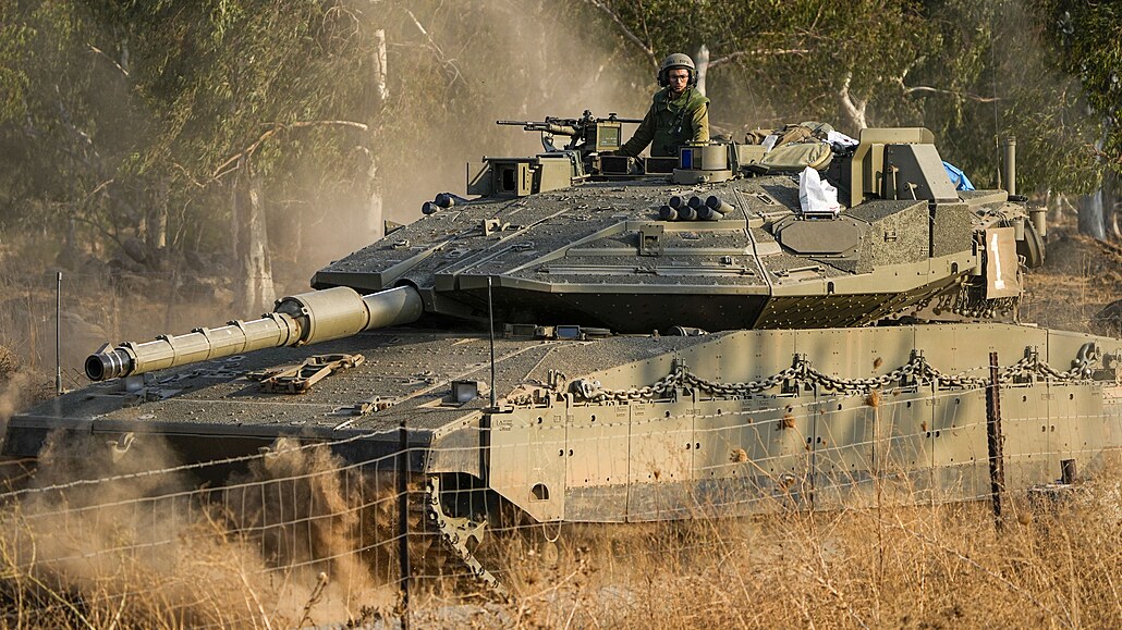 Izraelské tanky rozmístné u hranic s Libanonem (11. íjna 2023)