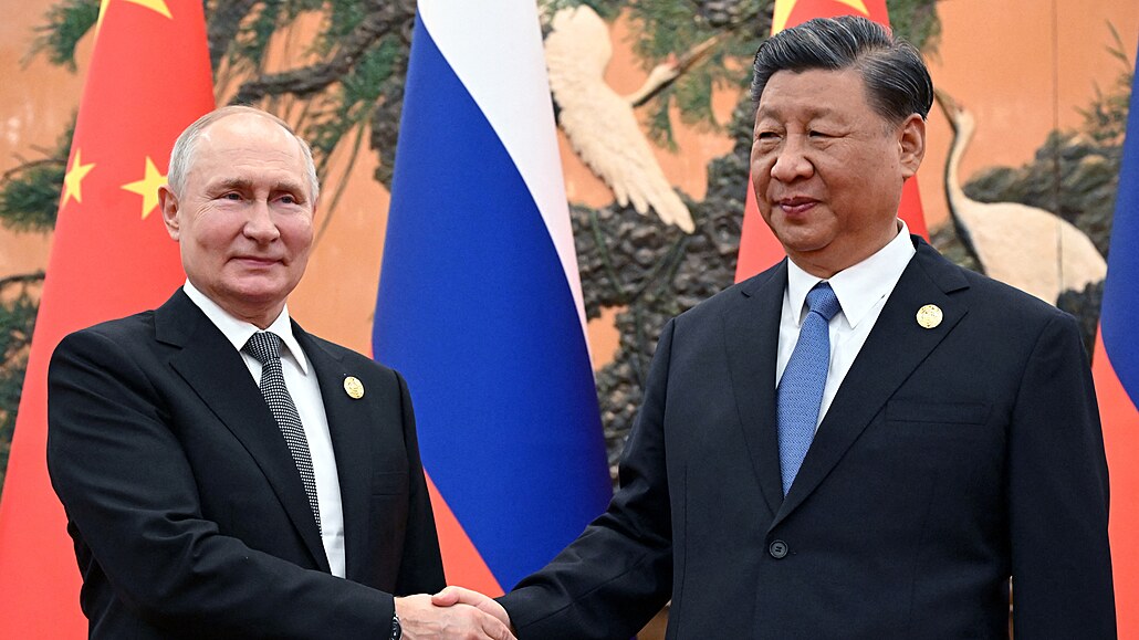 Vladimir Putin (vlevo) a ínský prezident Si in-pching - ilustraní snímek.