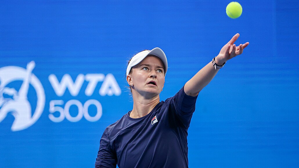 Barbora Krejíková podává na turnaji v eng-ou.