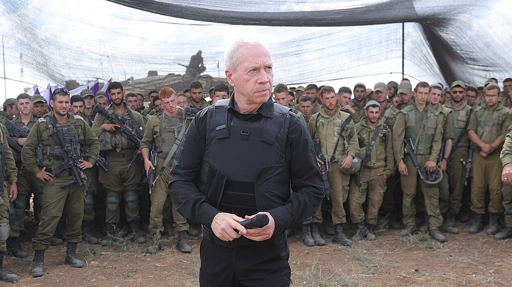 Izraelský ministr obrany Joav Galant na návštěvě vojáků shromážděných u Pásma...
