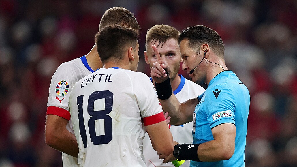 �e�tí fotbalisté po vylou�ení Mojmíra Chytila diskutují s hlavním rozhod�ím...