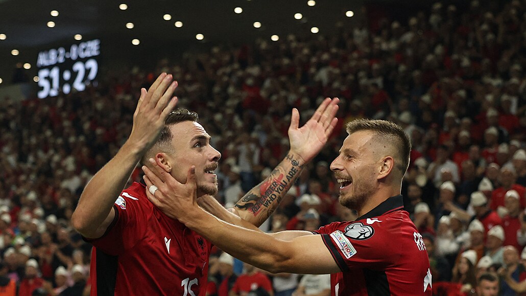 Albántí fotbalisté slaví druhý gól v domácím utkání kvalifikace proti esku.